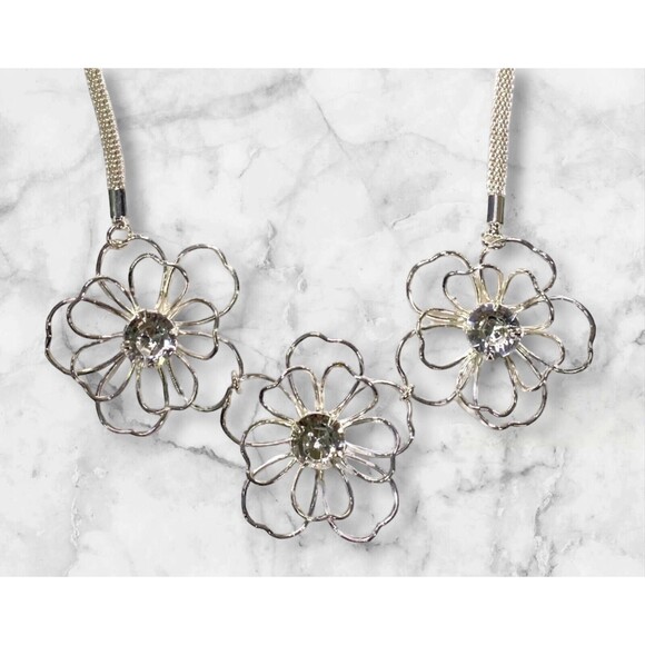Floral Necklace In Bloom Floral Silvertone Avon Signature Collection NEW! - Picture 1 of 16